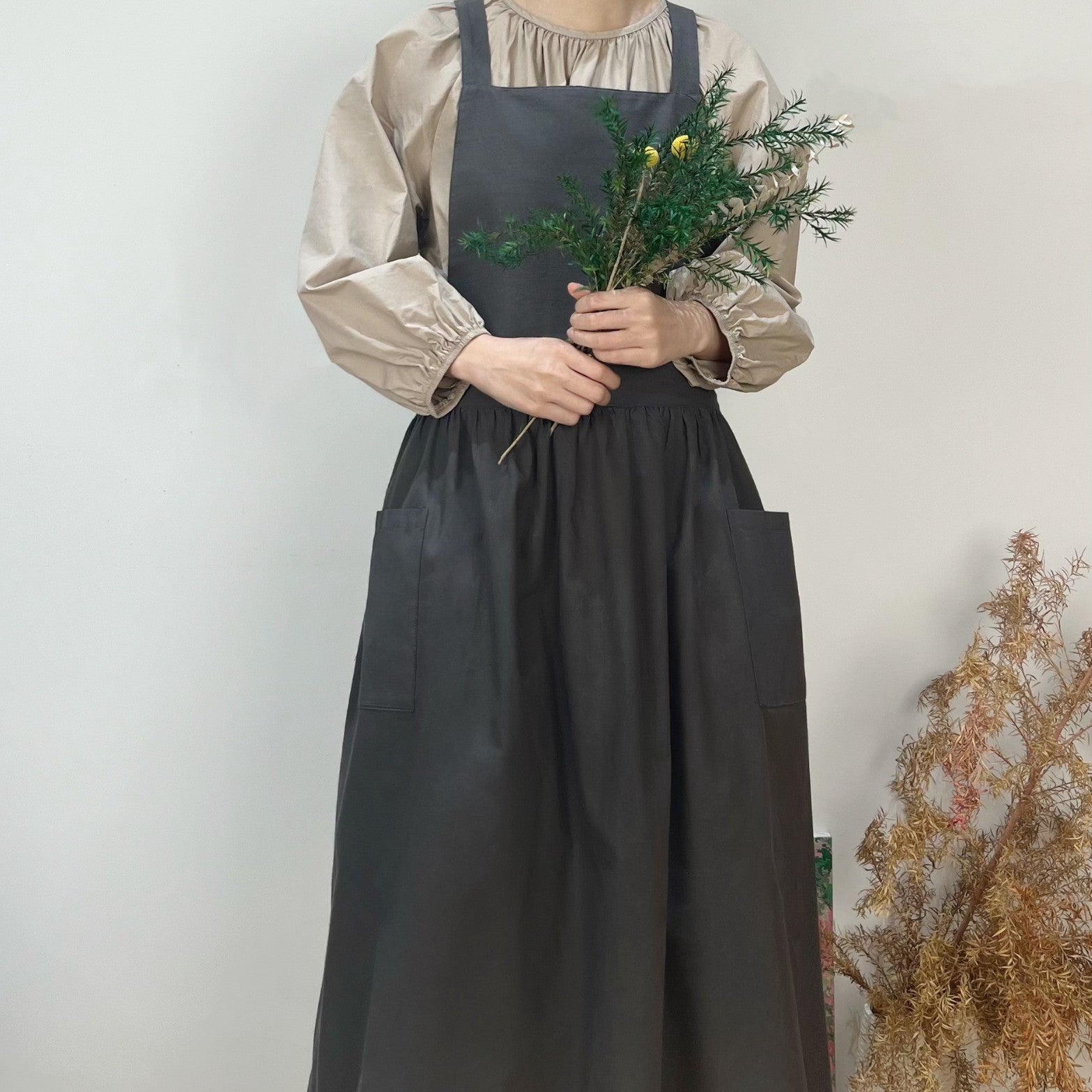 Grey Cotton Waterproof Artisan Apron - 100x85cm, Stylish Cross-Back Design, Ideal for Kitchen & Floral Work